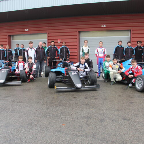 Gruppenfoto mit der Mannschaft von Jenzer Motorsport © Eichenberger Motorsport Schweiz | Auto Sport Schweiz